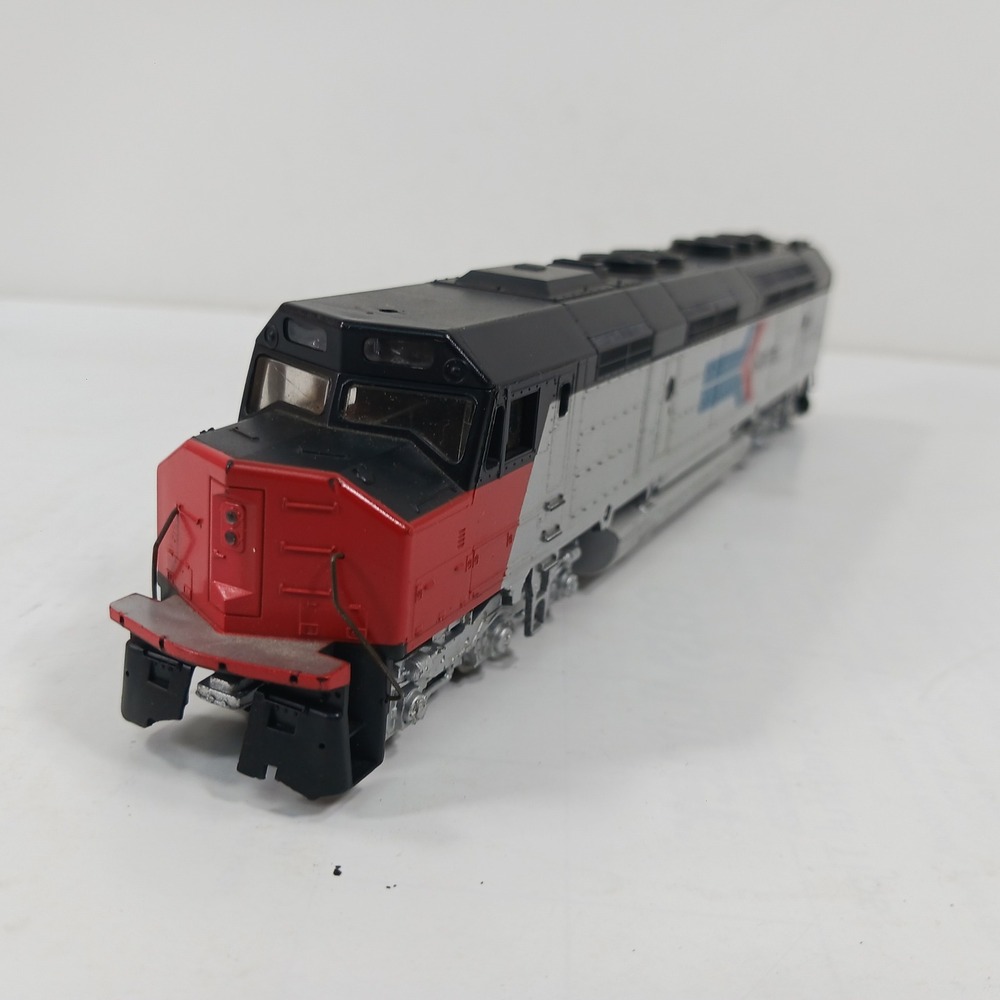 Amtrak HO Scale Model Train Set Locomotive 503 and 3 Passenger Cars Silver - Picture 8 of 16